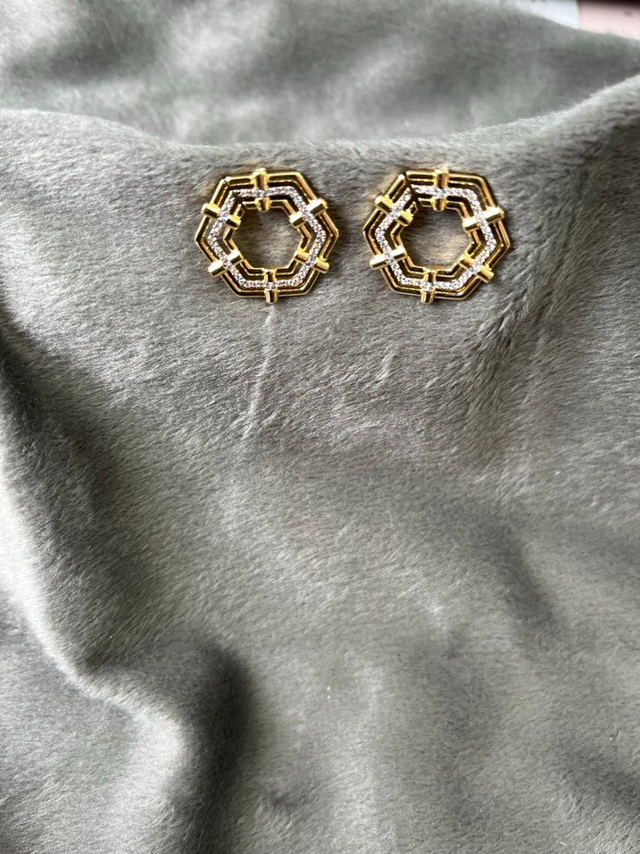 Zincir Detaylı Altın Renk Mini Küpe - Görsel 3