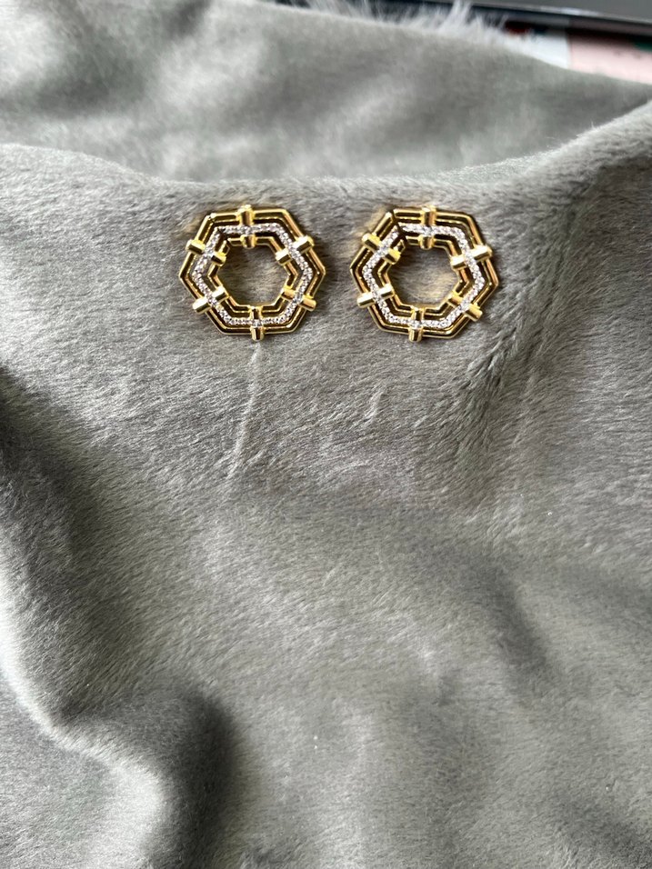 Zincir Detaylı Altın Renk Mini Küpe - Görsel 2