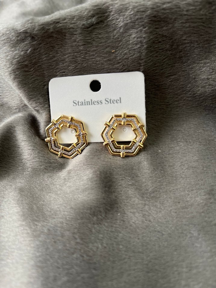 Zincir Detaylı Altın Renk Mini Küpe - Görsel 4