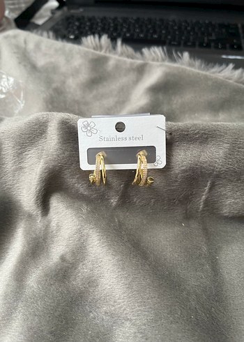 Altın Renkli Mini Tokalı Küpeler - Görsel 3