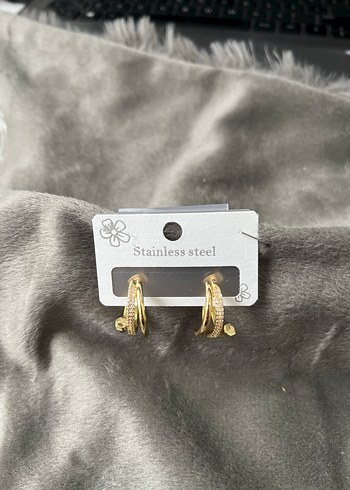 Altın Renkli Mini Tokalı Küpeler - Görsel 2