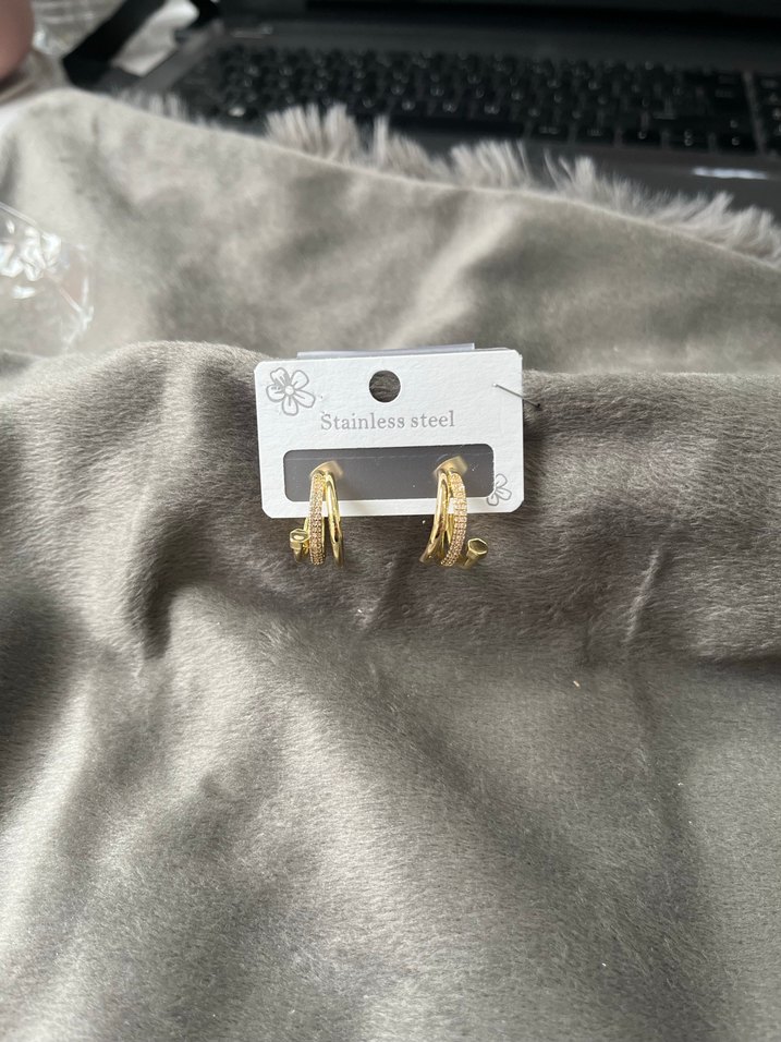 Altın Renkli Mini Tokalı Küpeler - Görsel 3