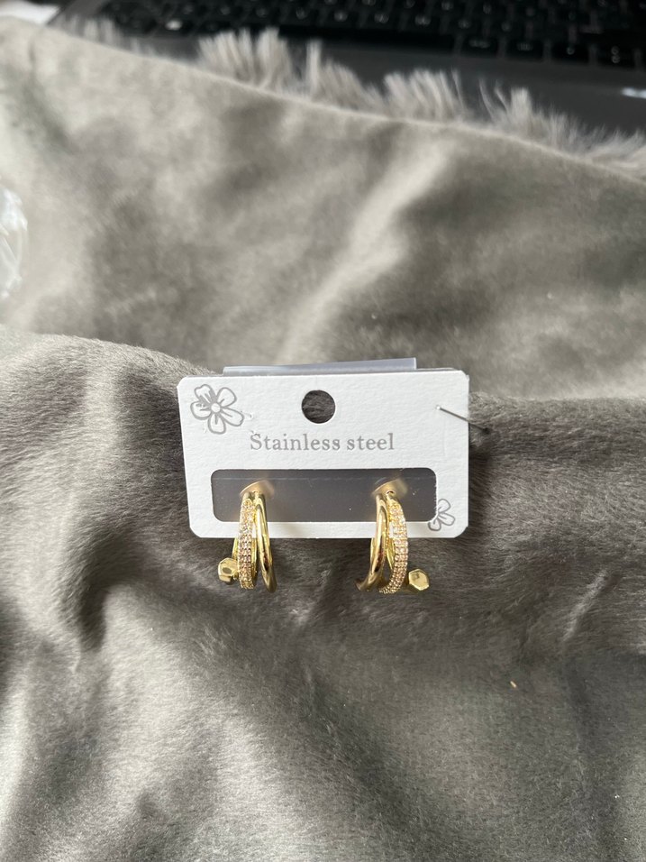 Altın Renkli Mini Tokalı Küpeler - Görsel 2