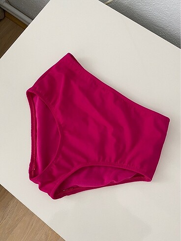 PEMBE BİKİNİ ALTI