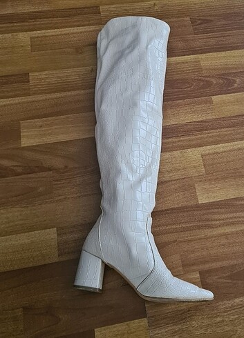 Beyaz deri çizme