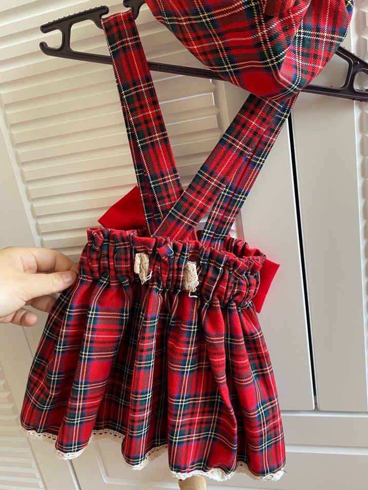 Ekose Desenli Kırmızı Elbise ve Şapka - Görsel 3