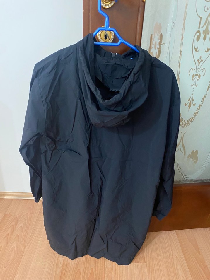 Siyah Kapüşonlu Hafif Rüzgarlık — görsel 2/6