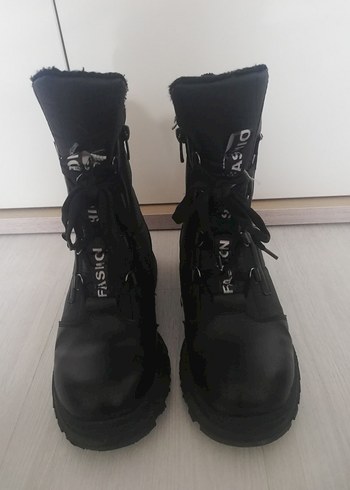 Siyah Bağcıklı Kadın Goth Botları - Görsel 2