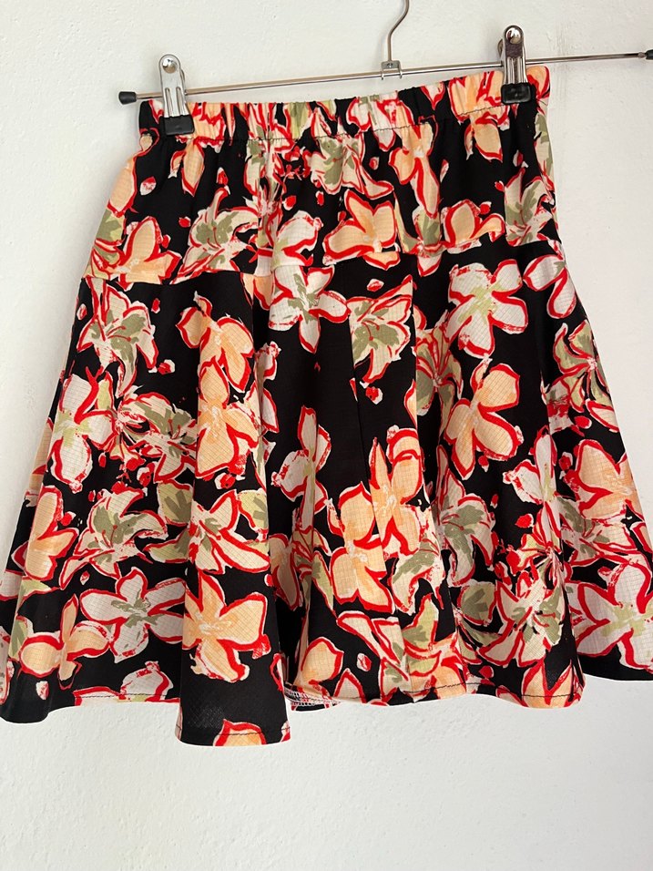 Çiçek Desenli Volanlı Mini Etek - Görsel 3