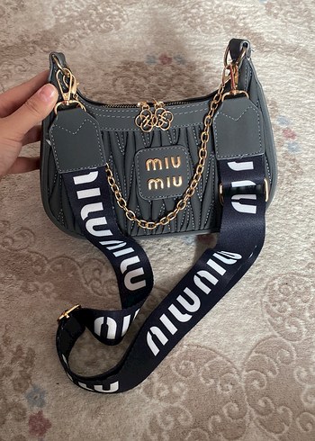 Miu Miu Zincir Detaylı Gri Yılan Desenli Deri Çanta