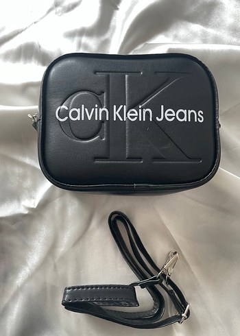 Calvin Klein Jeans Siyah Deri Çapraz Çanta