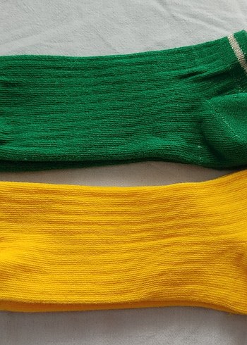 Renkli bilekte spor çoraplar
