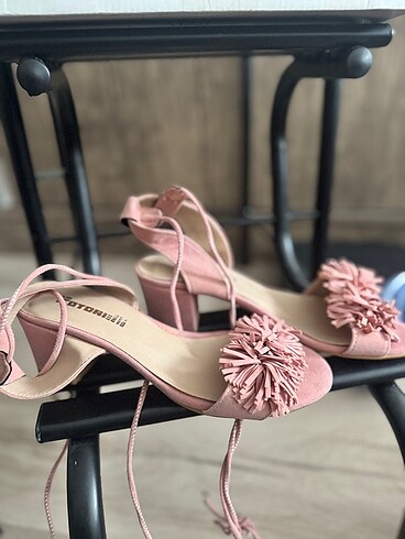 Pembe ayakkabı