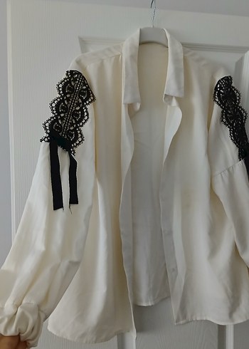 Düğmeli Beyaz İşlemeli Uzun Kollu Kadın Gömlek - Görsel 2