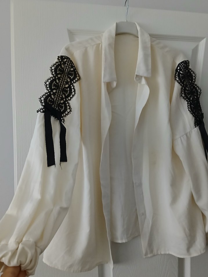 Düğmeli Beyaz İşlemeli Uzun Kollu Kadın Gömlek - Görsel 2