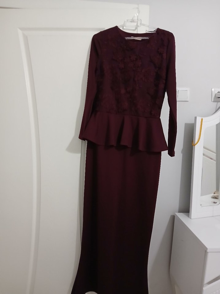 Bordo Dantel Detaylı Uzun Kollu Nişan Elbisesi - Görsel 3