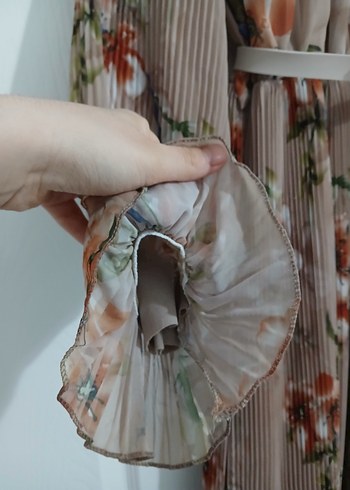 Bej Çiçekli Uzun Pilili Bohem Elbise - Görsel 3