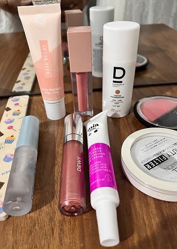 Pastel Pembe Makyaj Ürünleri Seti