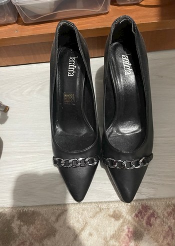 Zincir Detaylı Siyah Blok Topuklu Stiletto