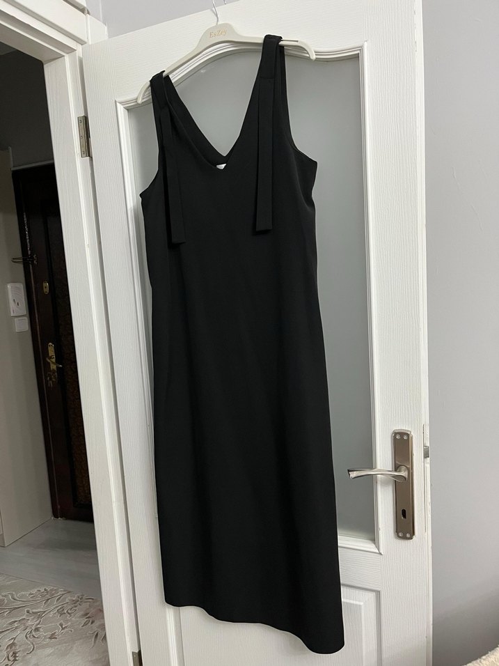 Uzun Siyah Elbisesi - Görsel 2