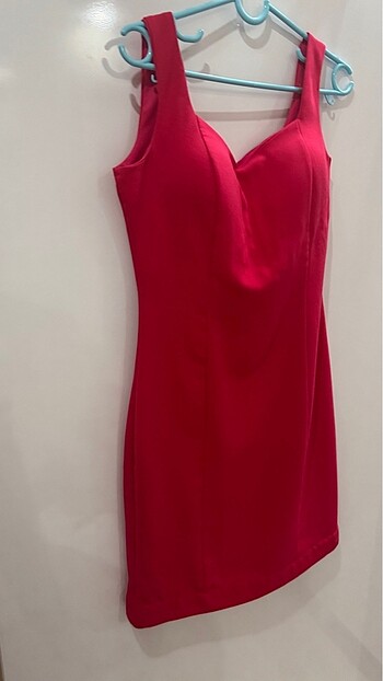 Pembe elbise