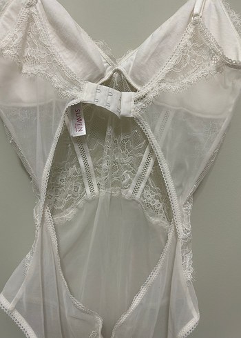 Beyaz Nakışlı Parlak  İç Çamaşırı - Görsel 2