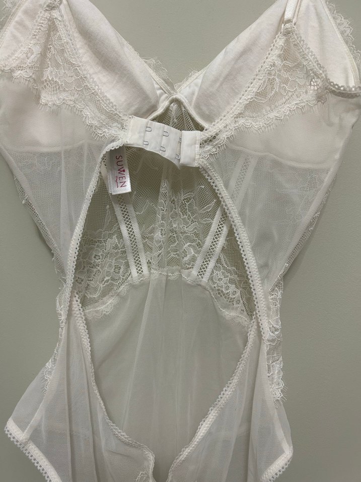 Beyaz Nakışlı Parlak  İç Çamaşırı - Görsel 2