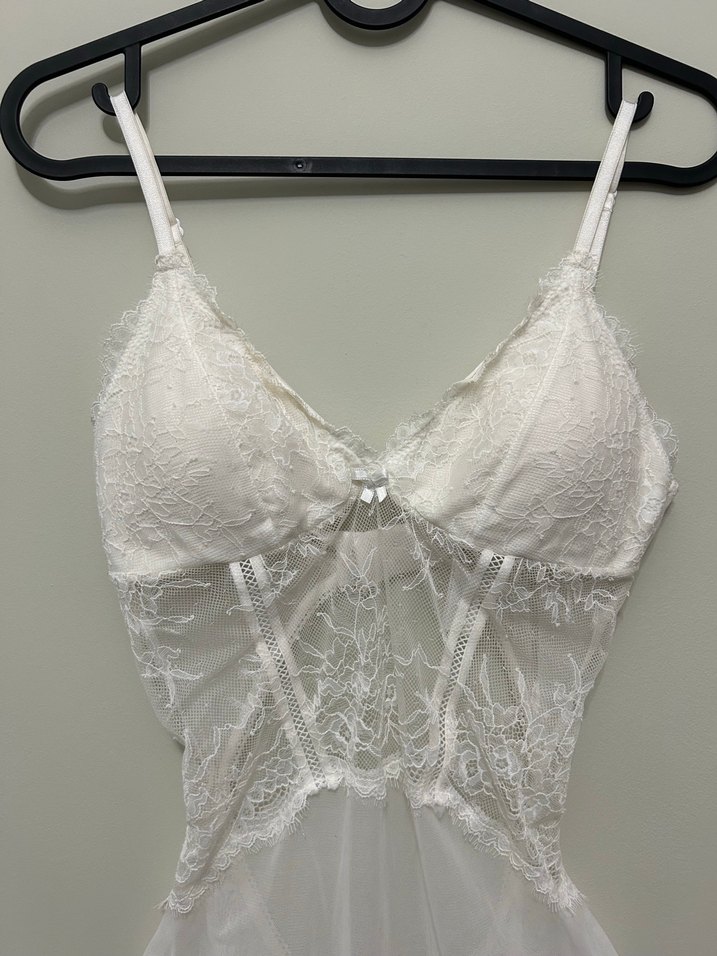 Beyaz Nakışlı Parlak  İç Çamaşırı - Görsel 3