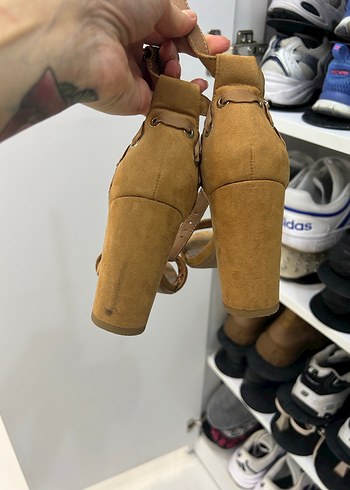 Bej süet tokalı yüksek topuklu kadın ayakkabı - Görsel 3