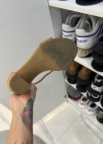 Bej süet tokalı yüksek topuklu kadın ayakkabı - Görsel 4