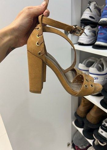 Bej süet tokalı yüksek topuklu kadın ayakkabı - Görsel 2