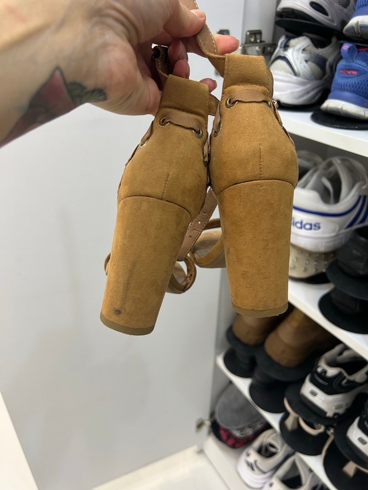 Bej süet tokalı yüksek topuklu kadın ayakkabı - Görsel 3