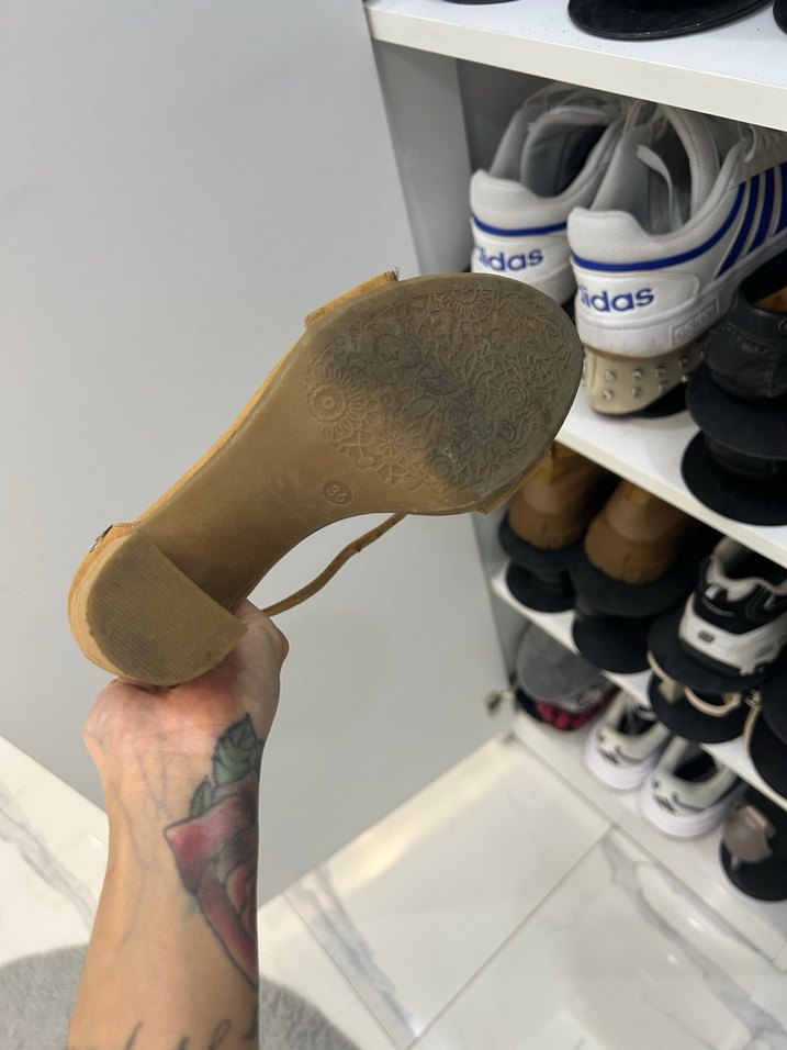 Bej süet tokalı yüksek topuklu kadın ayakkabı - Görsel 4