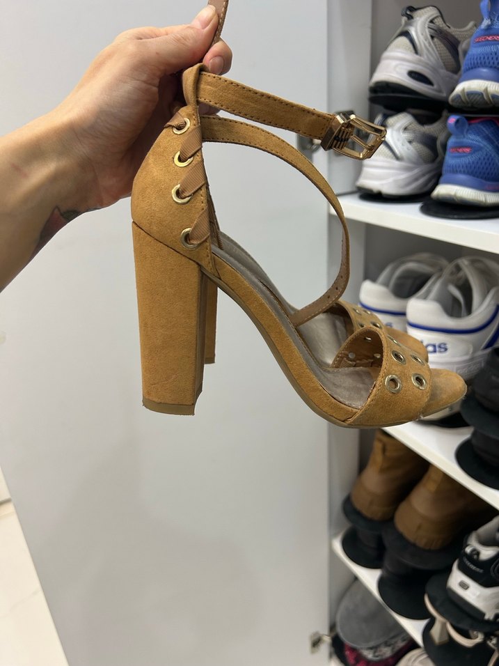 Bej süet tokalı yüksek topuklu kadın ayakkabı - Görsel 2