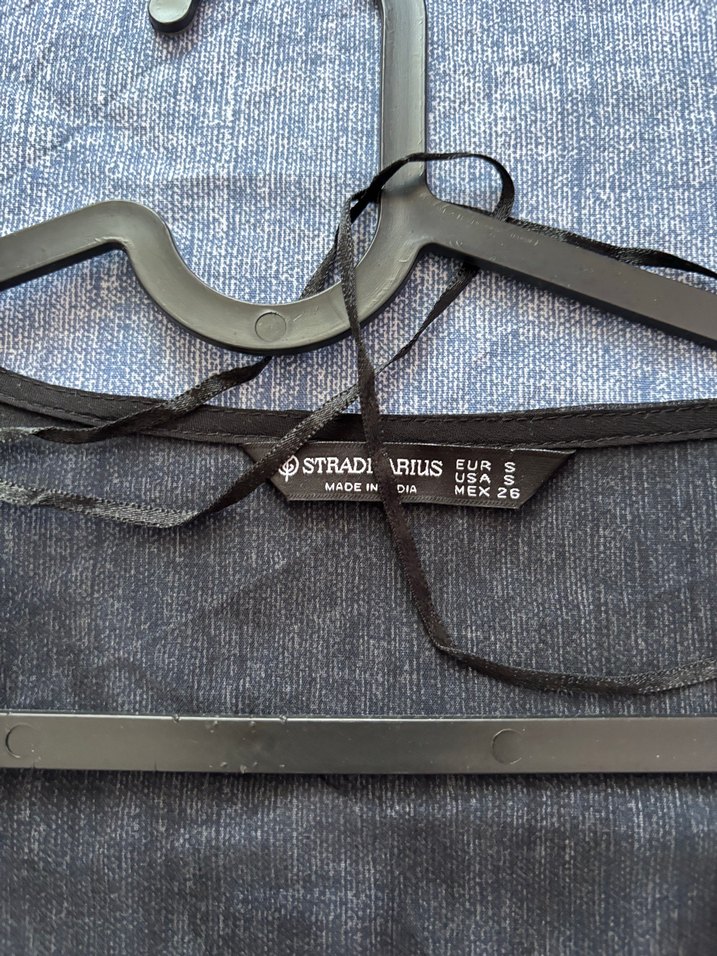 Kısa Kesim Siyah V Yaka Fırfırlı Bluz - Görsel 3