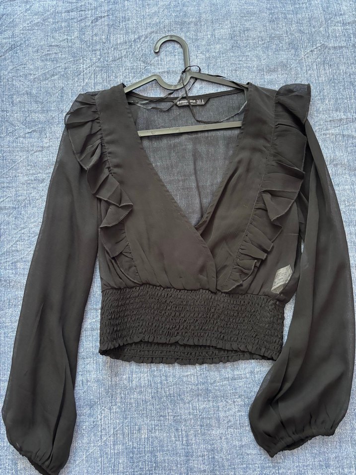 Kısa Kesim Siyah V Yaka Fırfırlı Bluz - Görsel 2