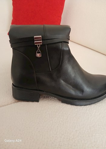 Tokalı Siyah Deri Diz Boyu Topuklu Çizme - Görsel 4