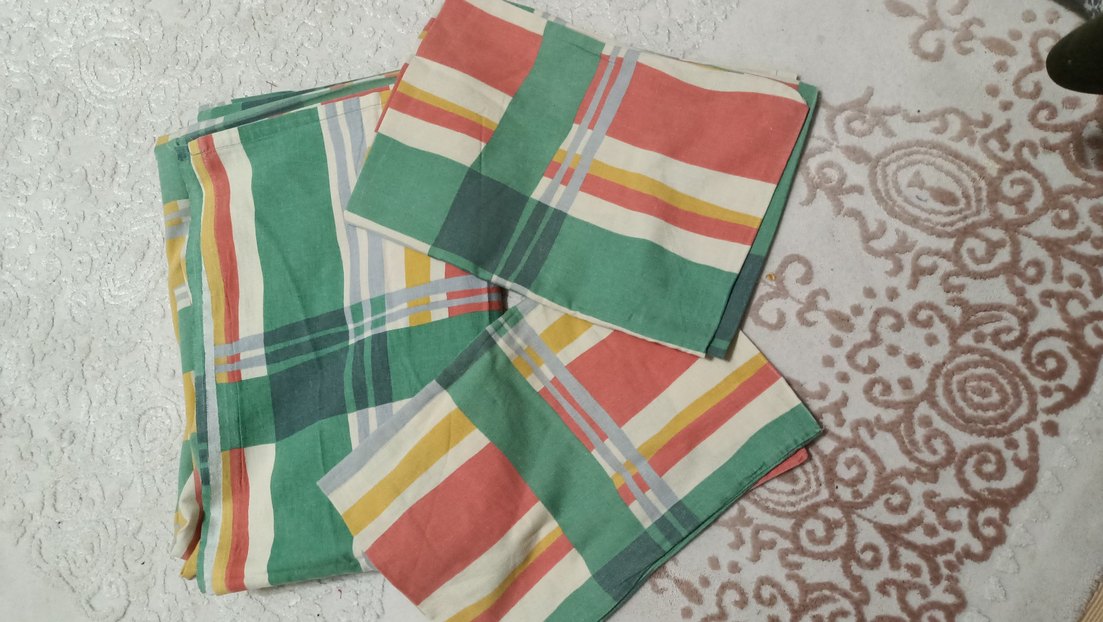 Çok Renkli Kareli alt çarşafı ve iki yastik - Görsel 2