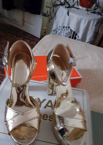 Altın Renkli Platform Topuklu Kadın Ayakkabı - Görsel 3