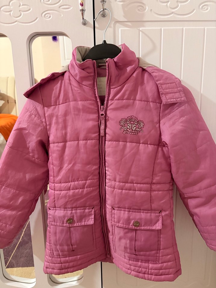 Düğmeli Parlak Pembe Kız Mont - Görsel 2