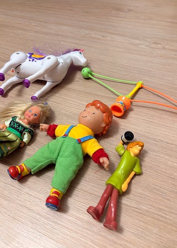 Renkli Oyuncak Figürler ve At - Görsel 3