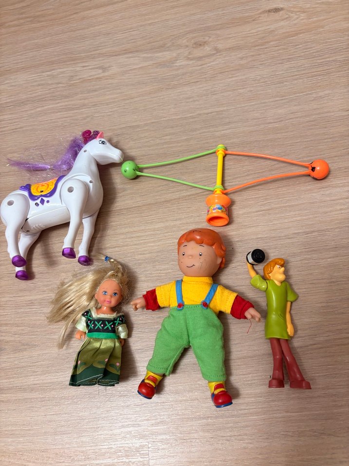 Renkli Oyuncak Figürler ve At - Görsel 2