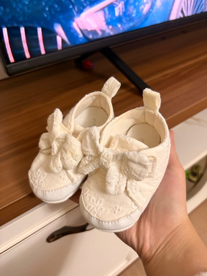 Beyaz Nakışlı Kız Bebek İlk Adım Ayakkabısı - Görsel 2