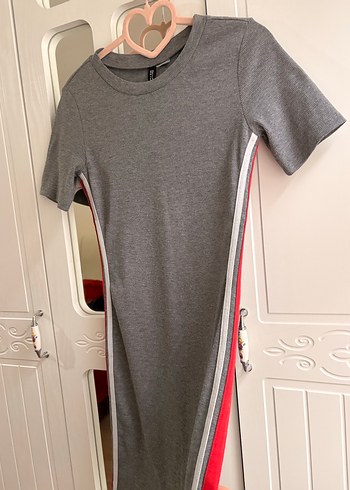 Çizgili Yan Yırtmaçlı Gri Midi Elbise - Görsel 3