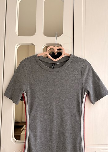 Çizgili Yan Yırtmaçlı Gri Midi Elbise - Görsel 5