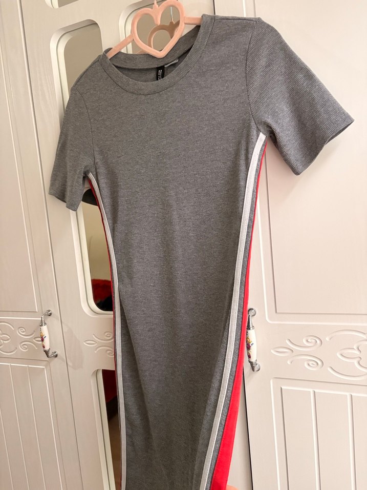 Çizgili Yan Yırtmaçlı Gri Midi Elbise - Görsel 3