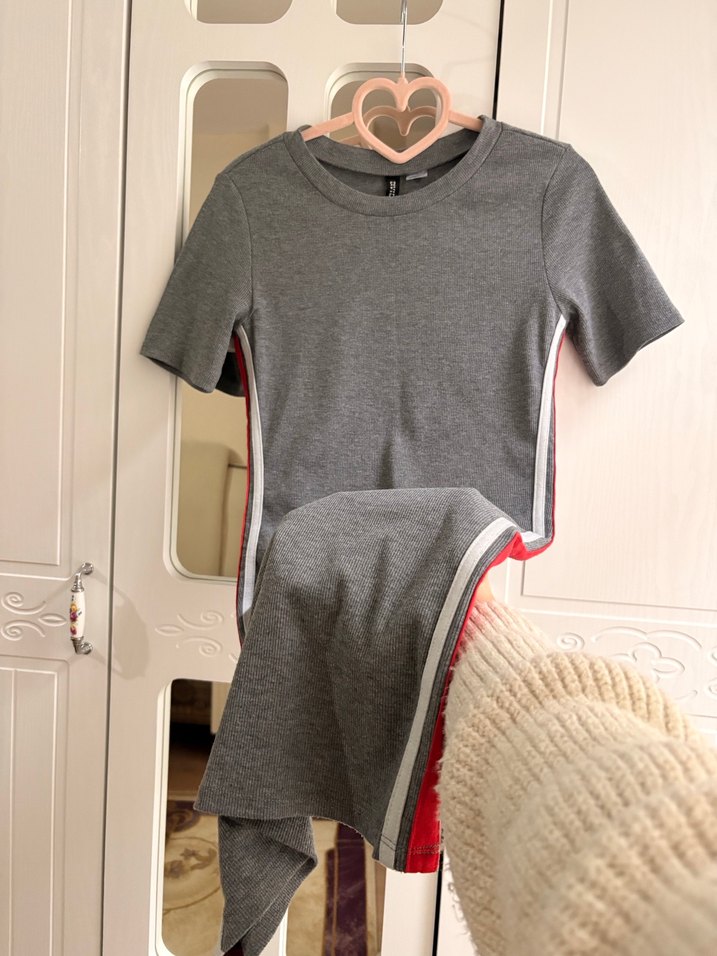 Çizgili Yan Yırtmaçlı Gri Midi Elbise - Görsel 4