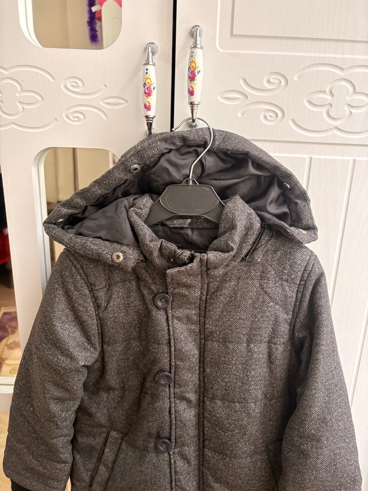 Erkek Çocuk Gri Kapüşonlu Düğmeli Mont - Görsel 4