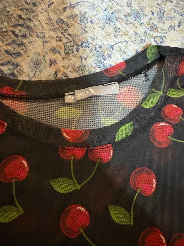 Kısa Kollu Kiraz Desenli Kadın Tişört - Görsel 3