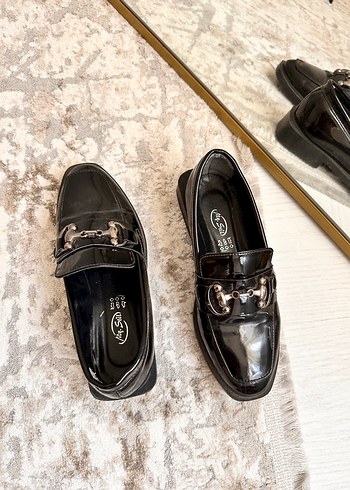 36 Beden Parlak Siyah Klasik Tokalı Kadın Loafer hiç giyilmedi
